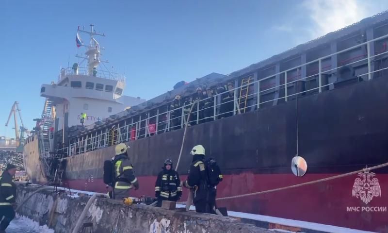 Пожарные Камчатки борются с огнем на судне в акватории Авачинской бухты