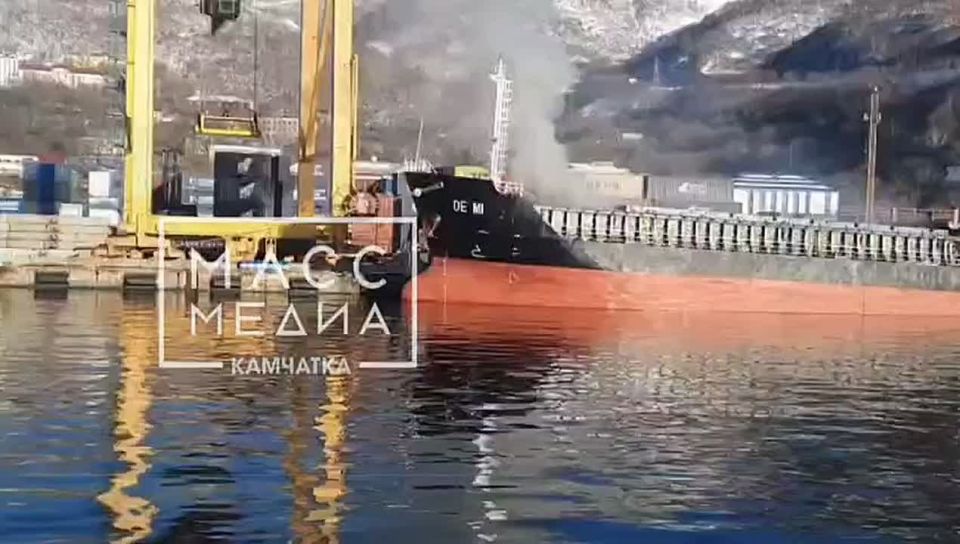 В морском порту горит китайское судно