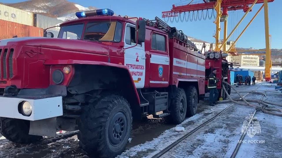На Камчатке пожарные МЧС России тушат возгорание на судне