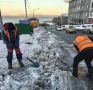 Мэрия сообщает, что бригады ручного труда расчищают пешеходные зоны в Ленинском районе
