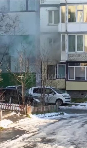 Один человек погиб в пожаре в квартире на ул. Виталия Кручины 10/2, который вспыхнул сегодня днем в краевой столице Информация по пострадавшим уточняется