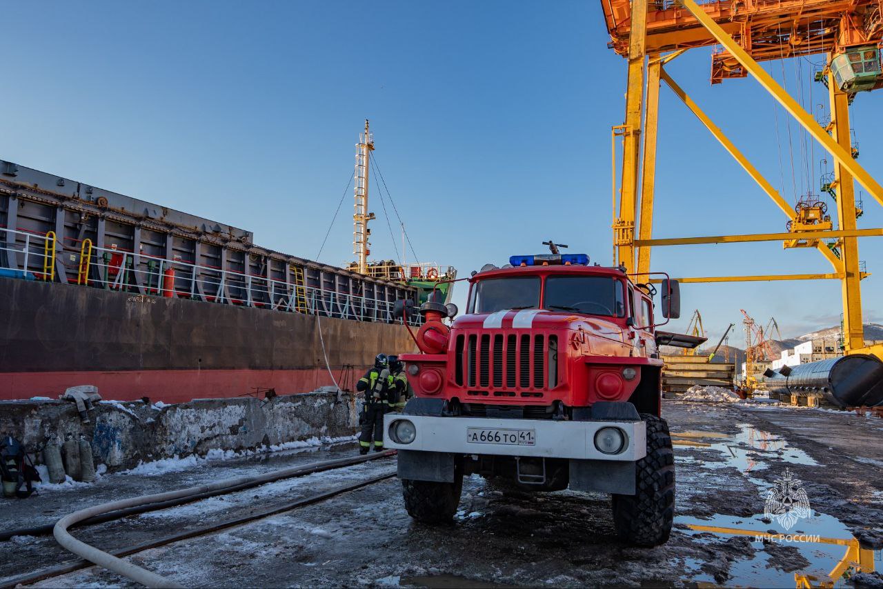 Пожар на китайском судне в морском порту Петропавловска ликвидирован Пожар на китайском судне в морском порту Петропавловска ликвидирован