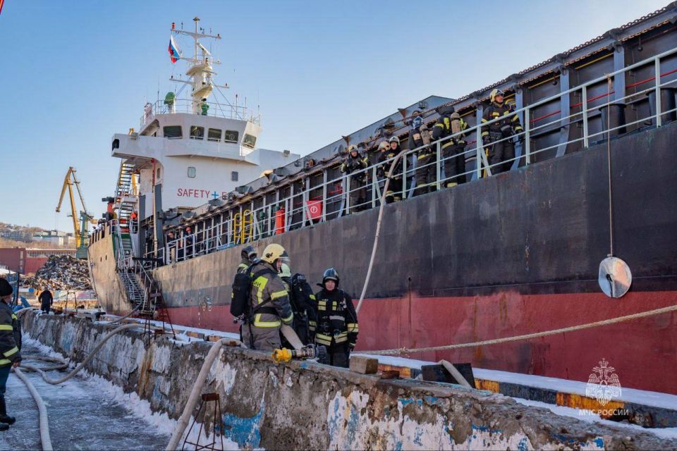Пожарные сообщают, что возгорание на судне в морском торговом порту ликвидировано