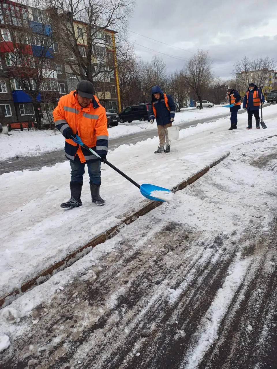 Город день за днем. 31 октября 2025 года В Петропавловске-Камчатском продолжаются работы по расчистке городских территорий Город день за днем. 31 октября 2025 года В Петропавловске-Камчатском продолжаются работы по расчистке городских территорий