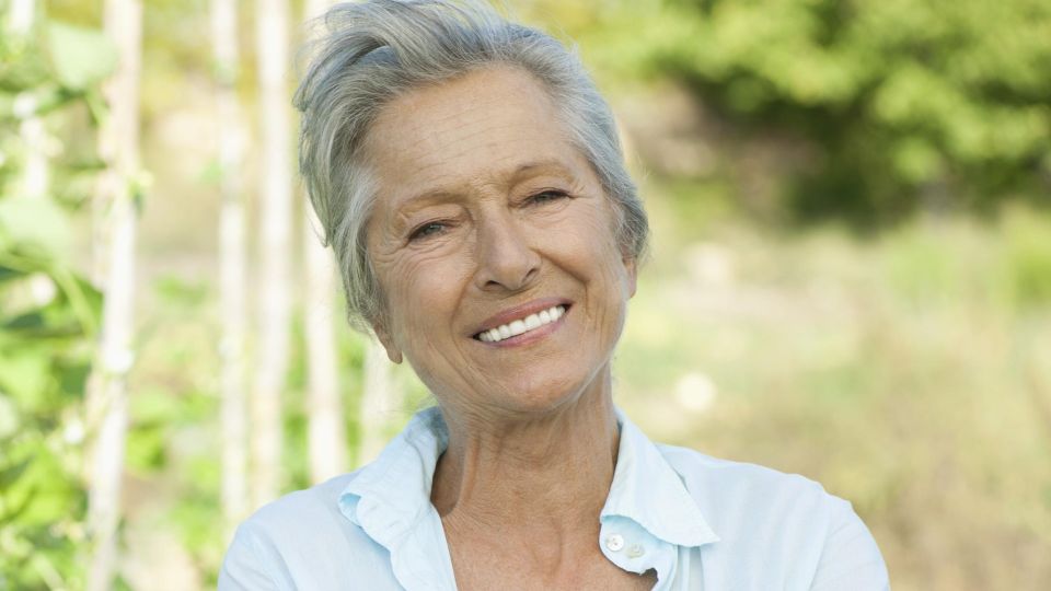 Вот почему седина желтеет: парикмахер раскрыла истинные причины