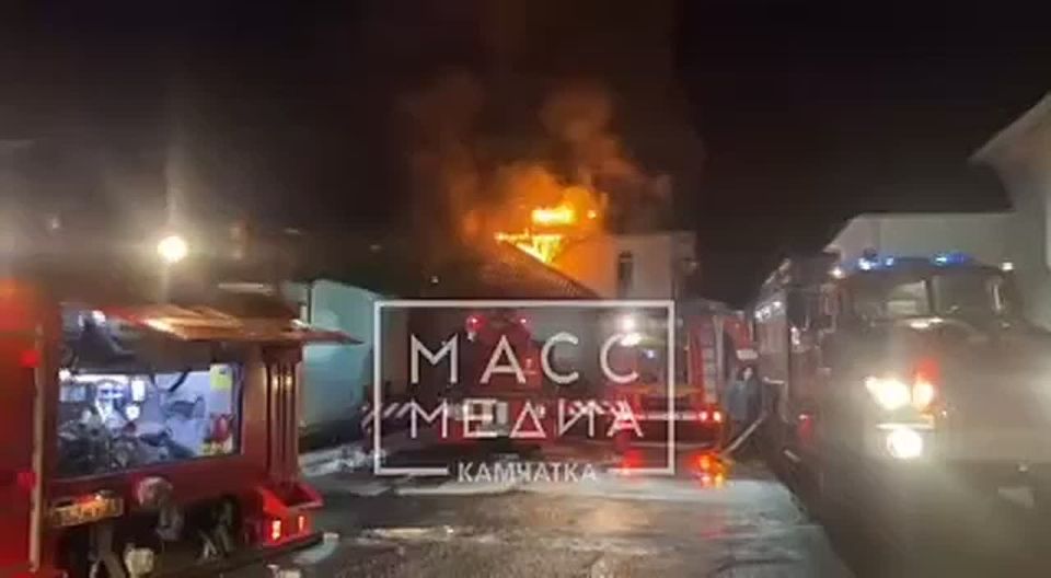 В Елизовском районе горит база отдыха