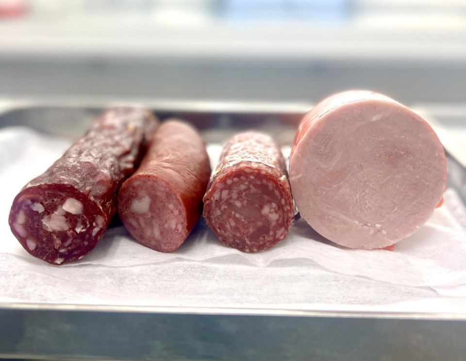 В колбасе и сосисках на Камчатке нашли фермент, опасный для здоровья