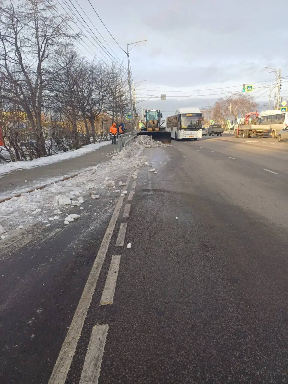 Город день за днем. 31 октября 2025 года В Петропавловске-Камчатском продолжаются работы по расчистке городских территорий Город день за днем. 31 октября 2025 года В Петропавловске-Камчатском продолжаются работы по расчистке городских территорий