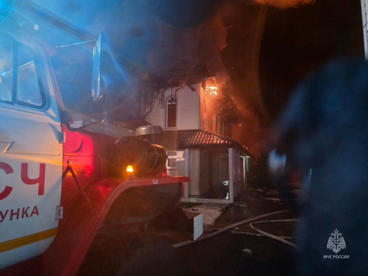 На Камчатке всю ночь горит здание на базе отдыха «Росинка» в Паратунке На Камчатке всю ночь горит здание на базе отдыха «Росинка» в Паратунке