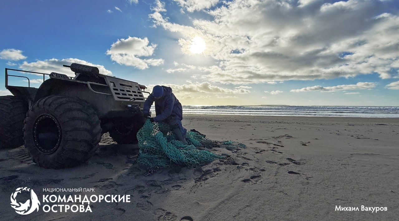 Более 500 кг мусора собрано на побережье острова Беринга