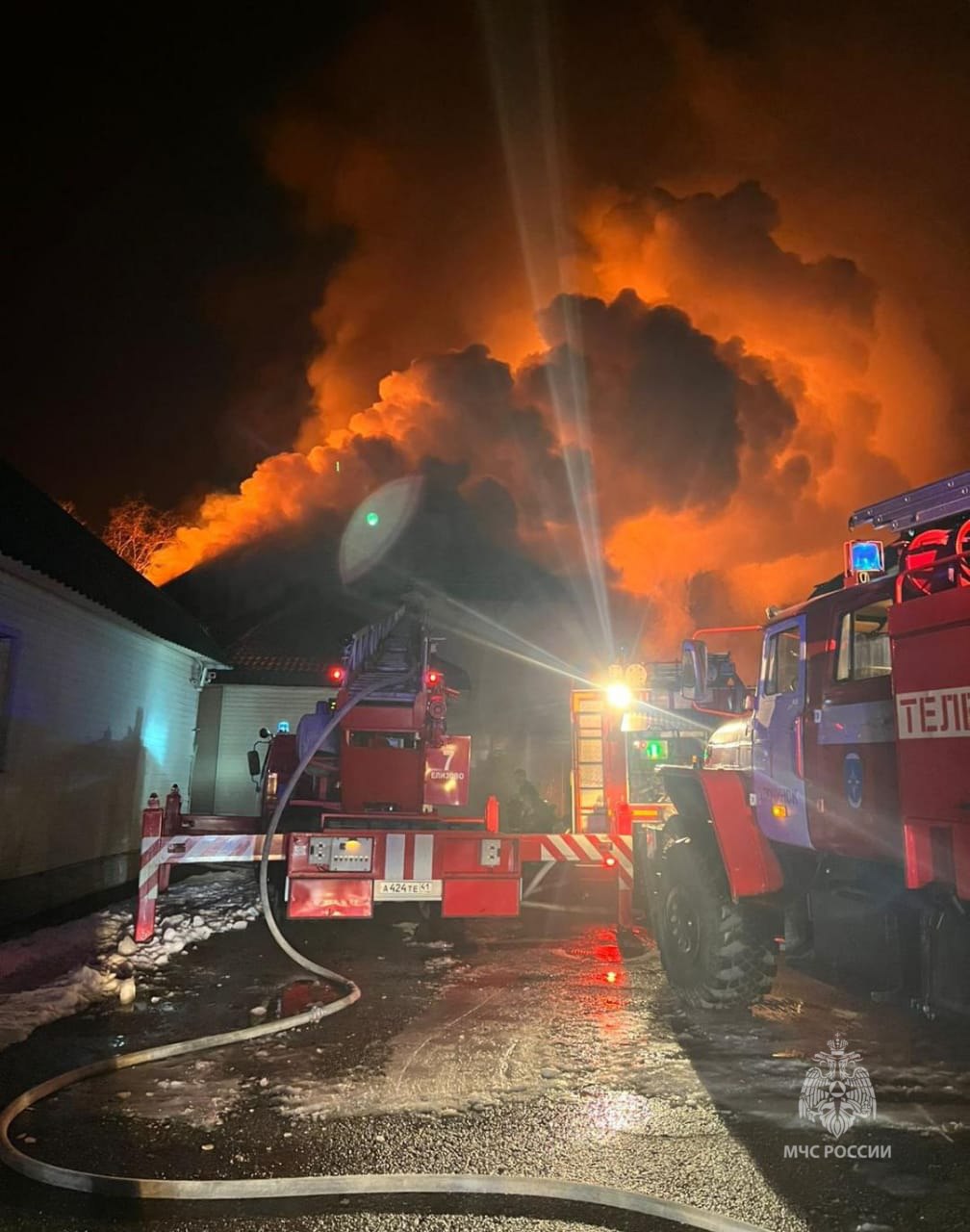 Пожар случился на загородной усадьбе в Паратунке Пожар случился на загородной усадьбе в Паратунке