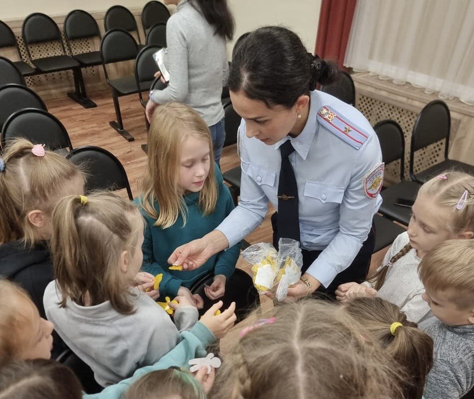 В Петропавловске-Камчатском полицейские проводят профилактические мероприятия для детей в период осенних каникул В Петропавловске-Камчатском полицейские проводят профилактические мероприятия для детей в период осенних каникул