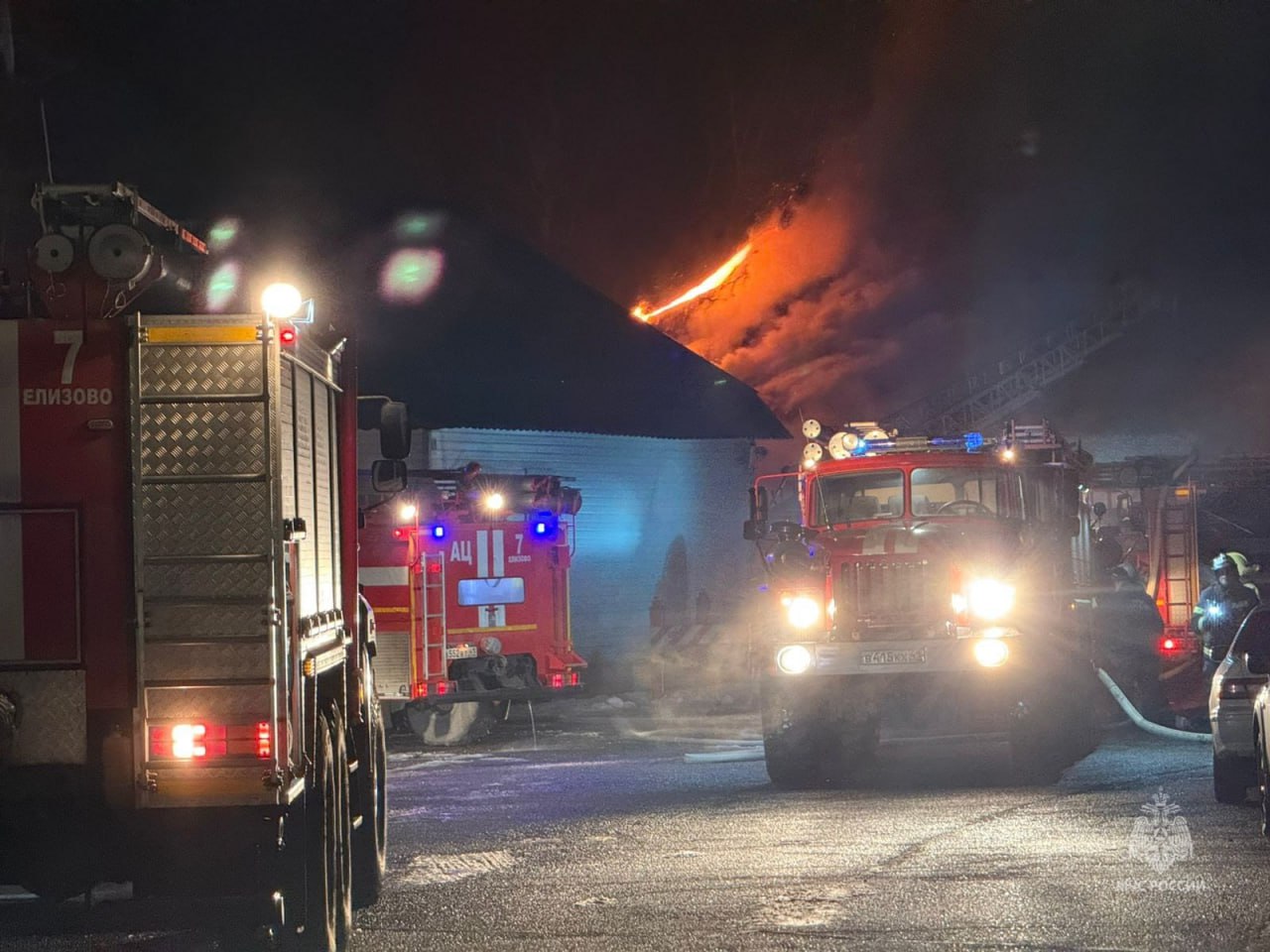 На Камчатке всю ночь горит здание на базе отдыха «Росинка» в Паратунке На Камчатке всю ночь горит здание на базе отдыха «Росинка» в Паратунке