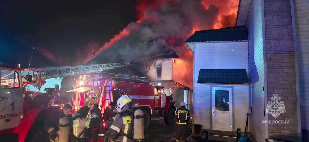 Камчатские пожарные ведут работы по тушению пожара на одной из баз отдыха в селе Паратунка Камчатские пожарные ведут работы по тушению пожара на одной из баз отдыха в селе Паратунка