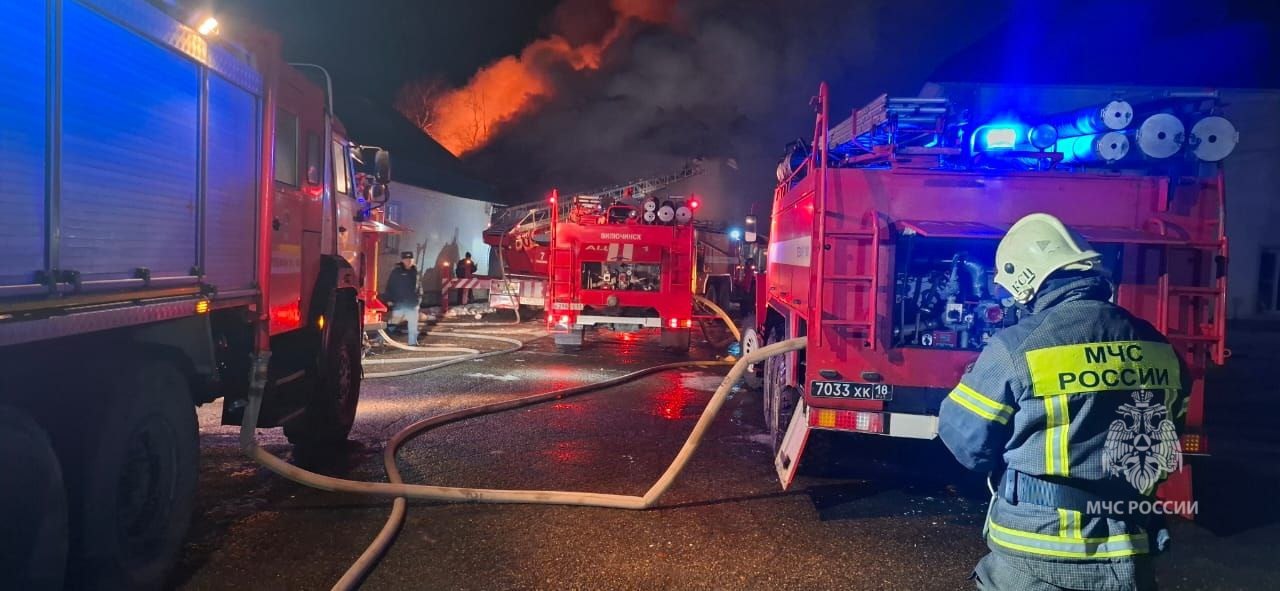 Камчатские пожарные ведут работы по тушению пожара на одной из баз отдыха в селе Паратунка Камчатские пожарные ведут работы по тушению пожара на одной из баз отдыха в селе Паратунка