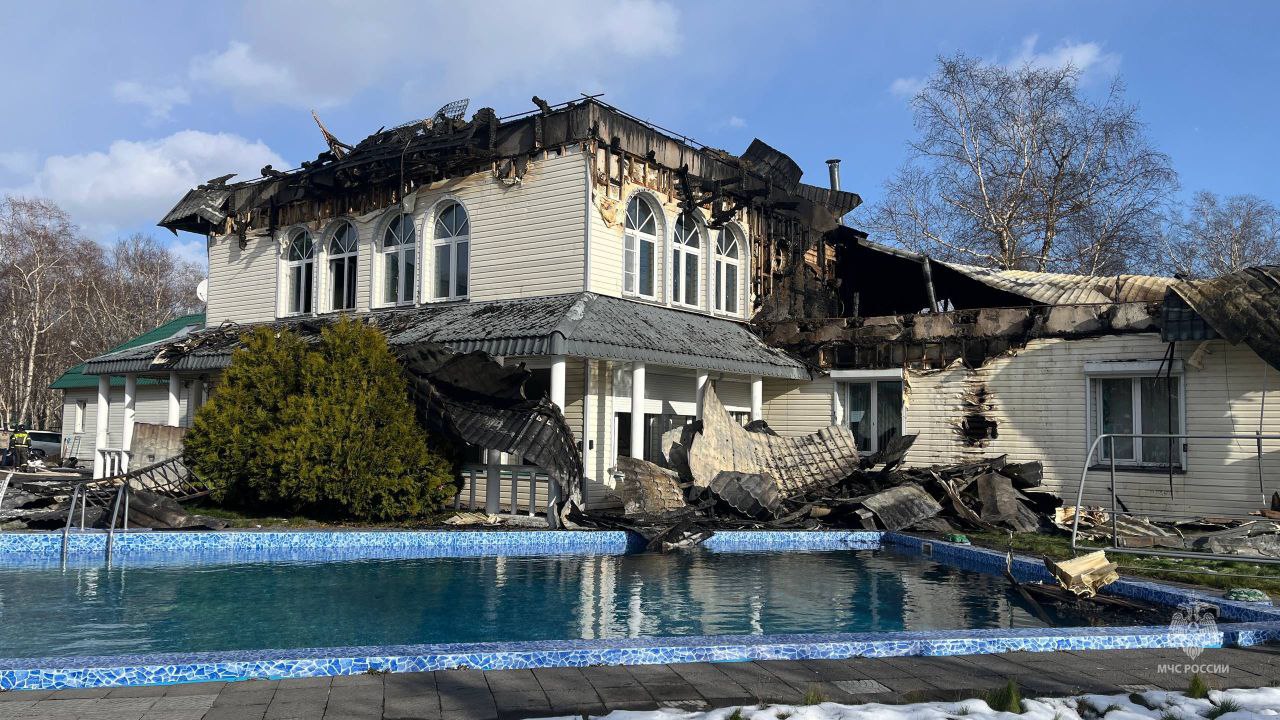 Пожар на базе отдыха «Росинка» в Паратунке ликвидирован Пожар на базе отдыха «Росинка» в Паратунке ликвидирован