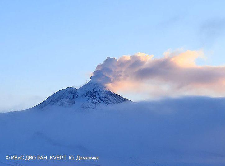 Вулкан Безымянный на Камчатке активно живет и дышит
