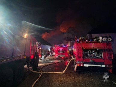 На Камчатке всю ночь горит здание на базе отдыха «Росинка» в Паратунке