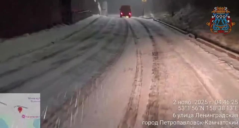 Дорожные службы города работали в ночную смену - вели расчистку магистралей, обработку территорий противогололедными материалами