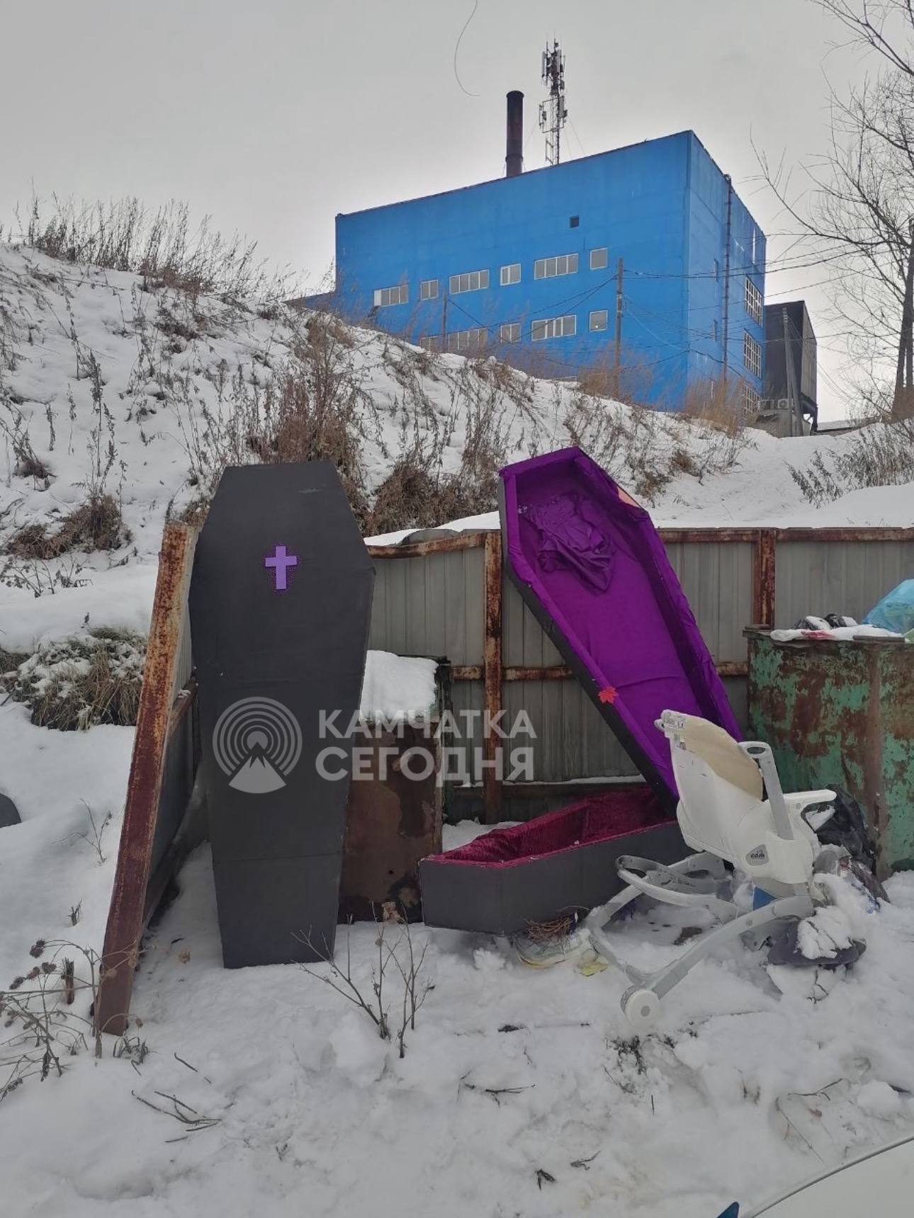 #Происшествие. Сегодня стало известно о необычном инциденте, произошедшем в Петропавловске на улице Декабристов, дом №3. Очевидцы рассказали, что неизвестные лица выбросили несколько гробов на ближайшую мусорку рядом с домом