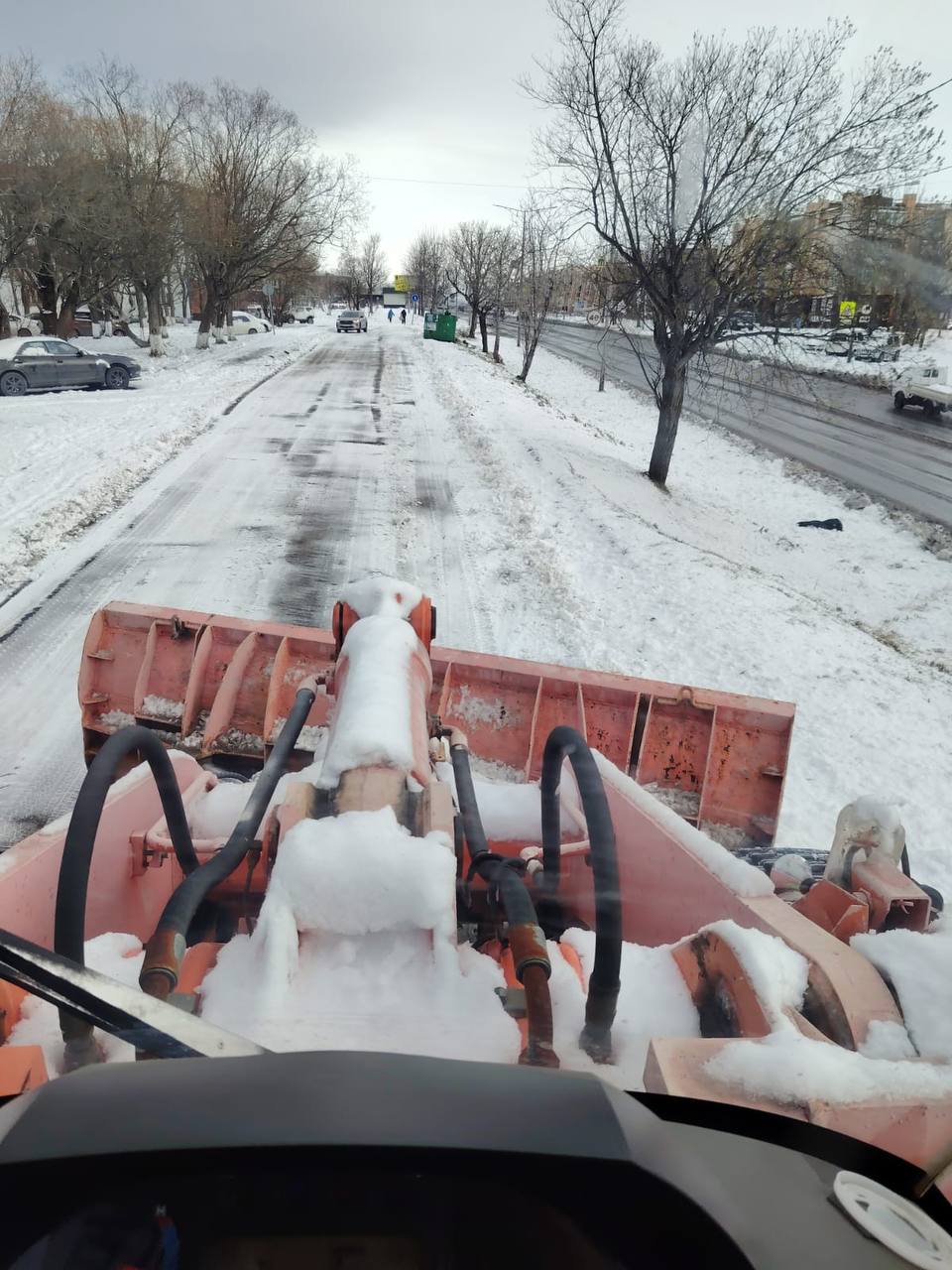 Город день за днем. 2 ноября 2025 года Дорожные службы продолжают ликвидацию последствий циклона Город день за днем. 2 ноября 2025 года Дорожные службы продолжают ликвидацию последствий циклона
