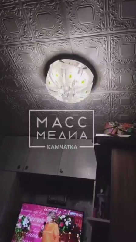 Ещё небольшая подборка люстр и крючков за сегодня, которую подписчики прислали в предложку