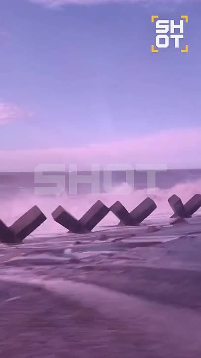 Ситуация на Камчатке: мощная волна едва не смыла авто с рыбаками