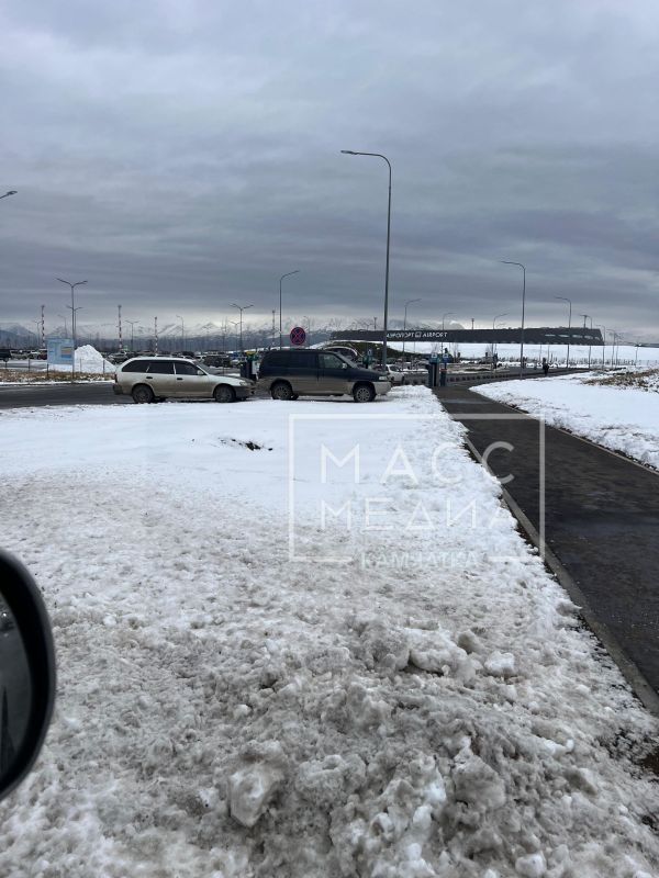 Личный комфорт — главное. В новом камчатском аэропорту, а вернее на прилегающей территории, водители в очередной раз демонстрируют чудеса парковки