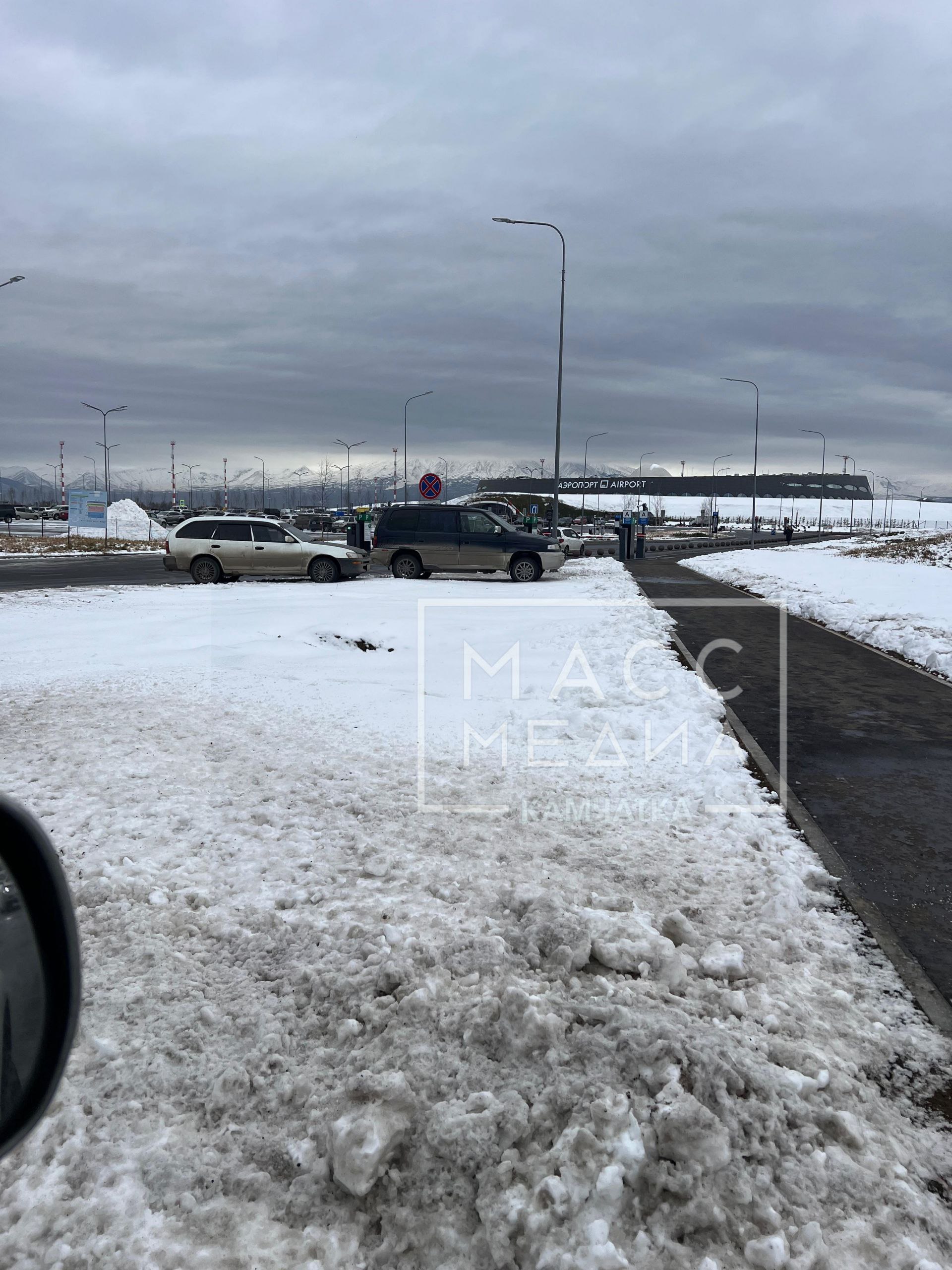 Личный комфорт — главное. В новом камчатском аэропорту, а вернее на прилегающей территории, водители в очередной раз демонстрируют чудеса парковки