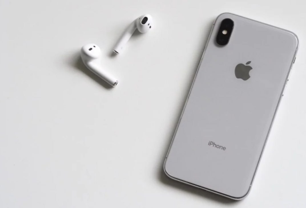 18-летняя девушка украла из автомобиля такси «iPhone 16»