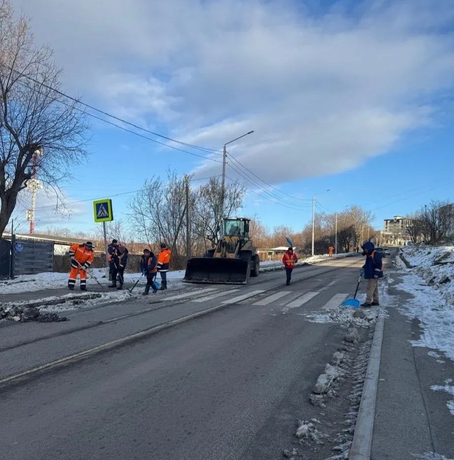 В Петропавловске-Камчатском продолжаются работы по расчистке городских территорий В Петропавловске-Камчатском продолжаются работы по расчистке городских территорий