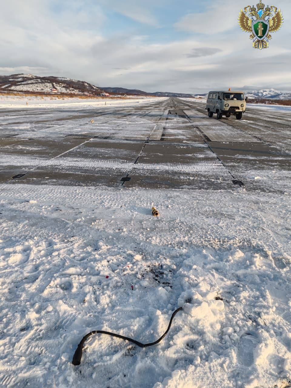 На Камчатке АН-26 при заходе на посадку задел фонарь на взлетно-посадочной полосе На Камчатке АН-26 при заходе на посадку задел фонарь на взлетно-посадочной полосе