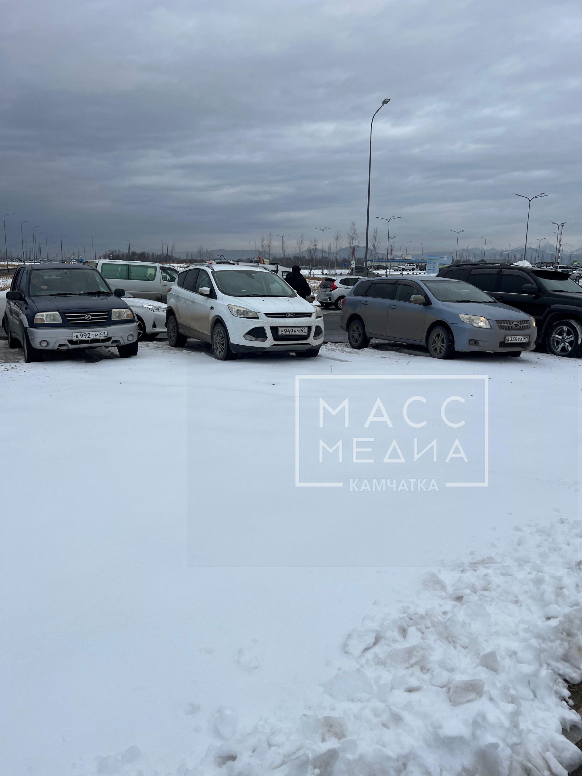 Личный комфорт — главное. В новом камчатском аэропорту, а вернее на прилегающей территории, водители в очередной раз демонстрируют чудеса парковки Личный комфорт — главное. В новом камчатском аэропорту, а вернее на прилегающей территории, водители в очередной раз демонстрируют чудеса парковки