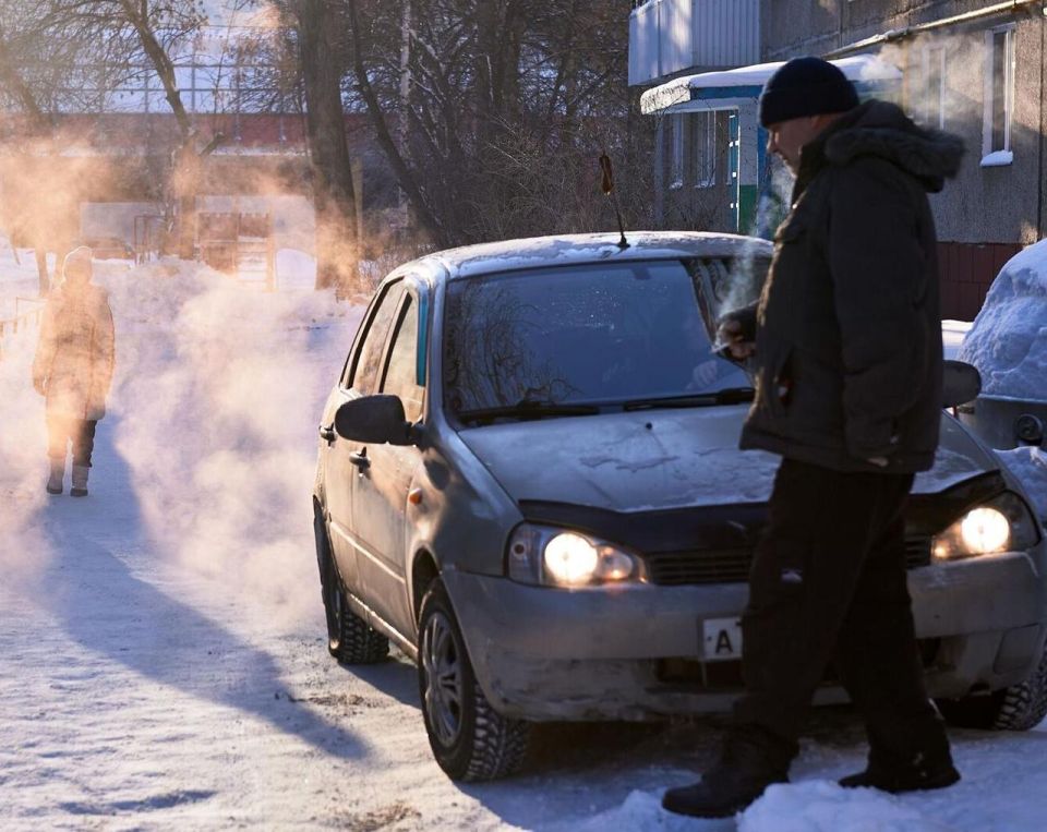 Россиянам напомнили, что за прогрев автомобиля во дворе дольше пяти минут могут оштрафовать