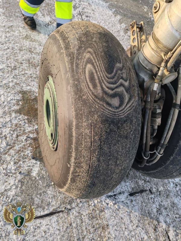 На Камчатке АН-26 при заходе на посадку задел фонарь на взлетно-посадочной полосе