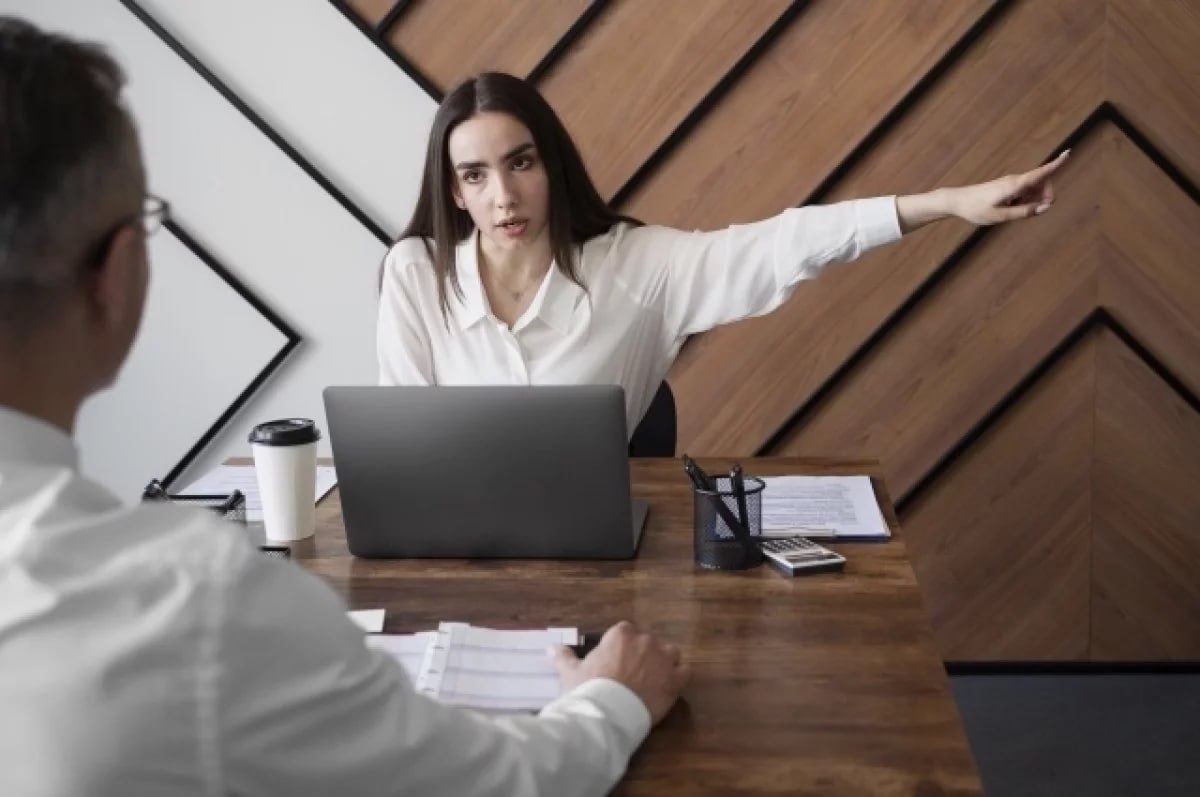 Чиновник уволен за сокрытие доходов и участие в бизнесе