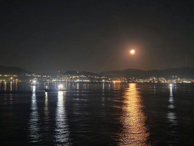 Такой увидели Луну в городах Дальнего Востока