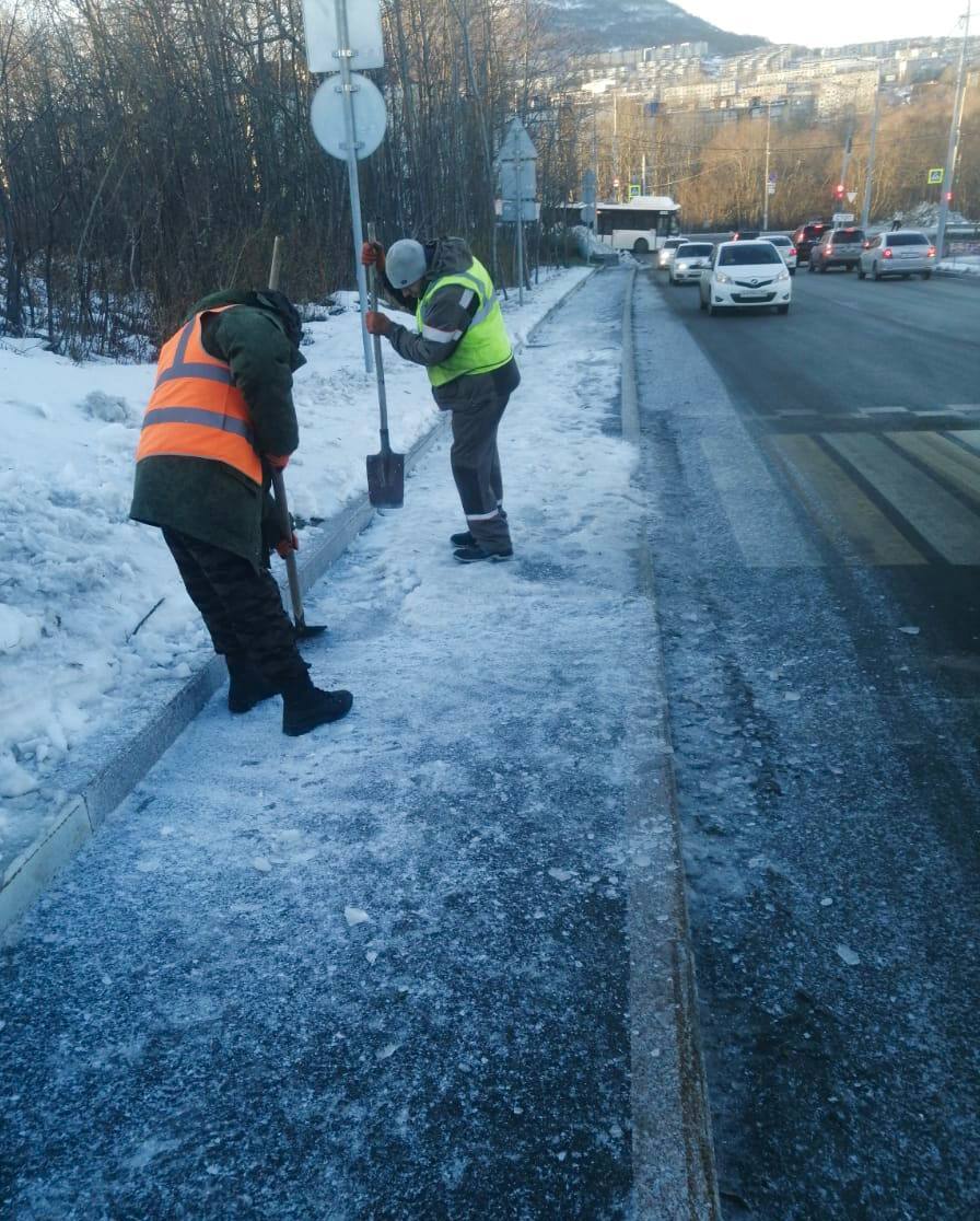 Город день за днем. 6 ноября 2025 года На дорогах Петропавловска-Камчатского продолжают работать спецтехника и бригады ручного труда Город день за днем. 6 ноября 2025 года На дорогах Петропавловска-Камчатского продолжают работать спецтехника и бригады ручного труда
