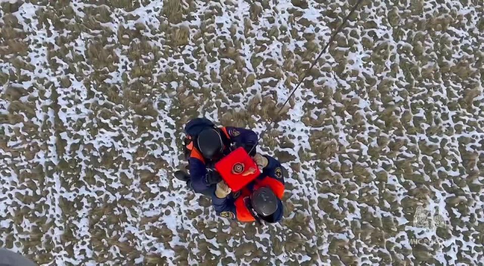 Камчатские спасатели провели тренировку по беспарашютному десантированию