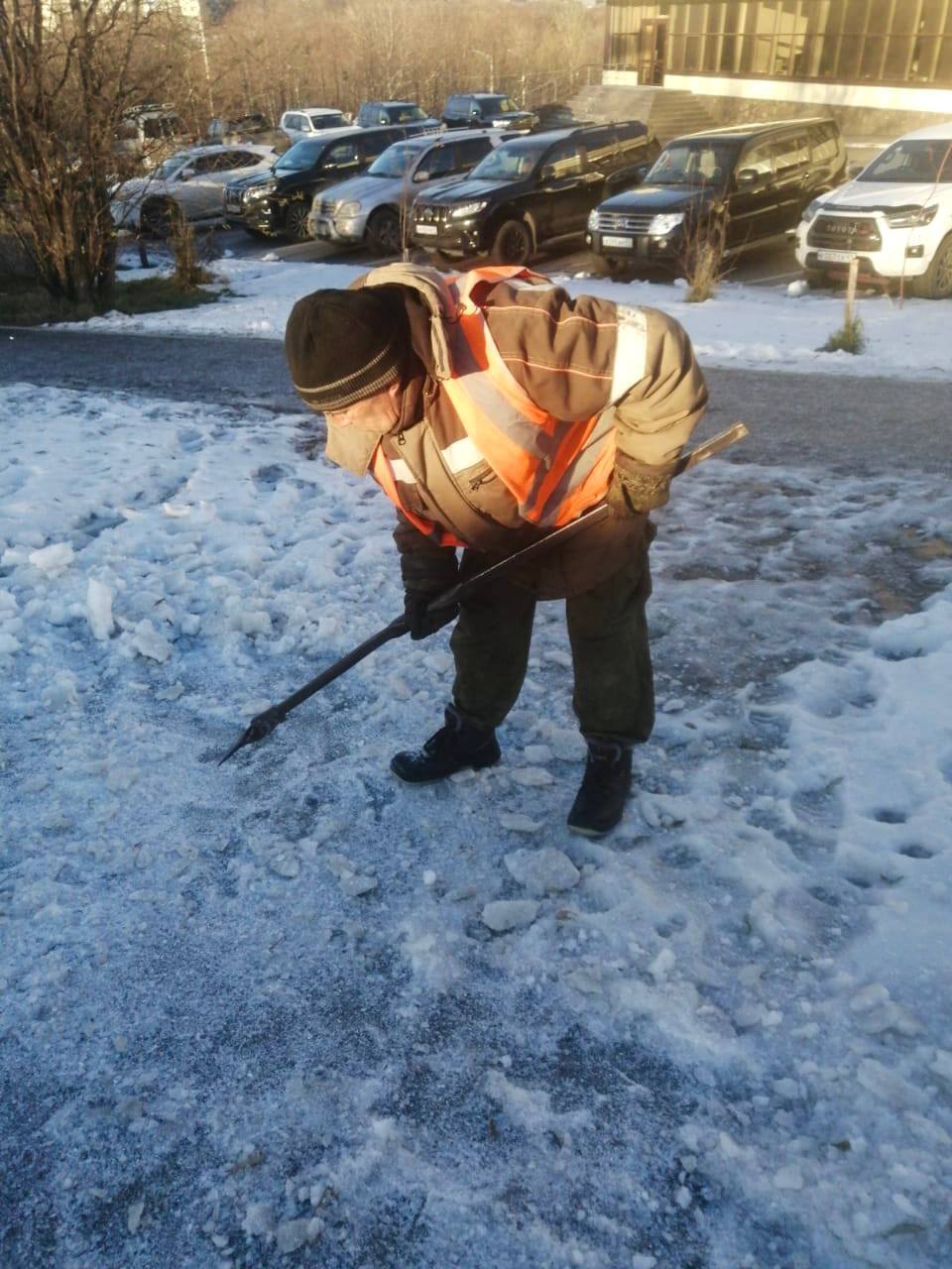 Город день за днем. 6 ноября 2025 года На дорогах Петропавловска-Камчатского продолжают работать спецтехника и бригады ручного труда Город день за днем. 6 ноября 2025 года На дорогах Петропавловска-Камчатского продолжают работать спецтехника и бригады ручного труда