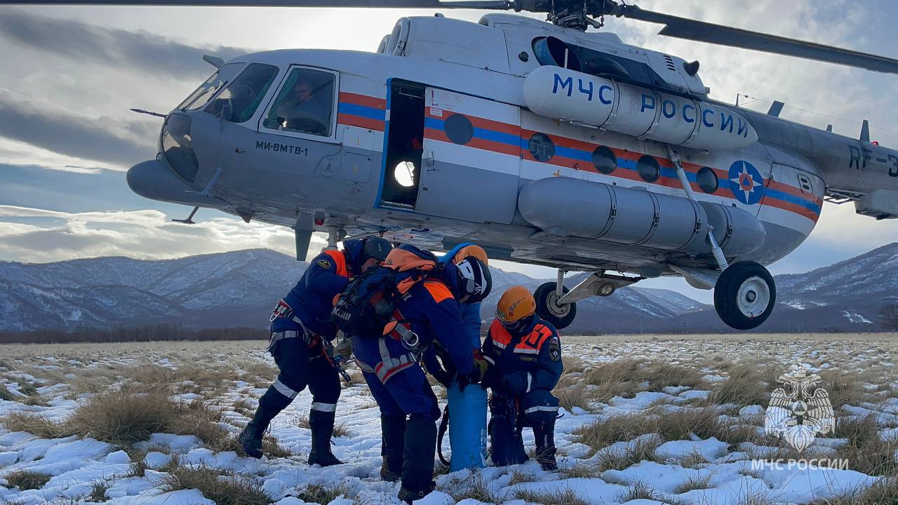 Камчатские спасатели провели тренировку по беспарашютному десантированию Камчатские спасатели провели тренировку по беспарашютному десантированию
