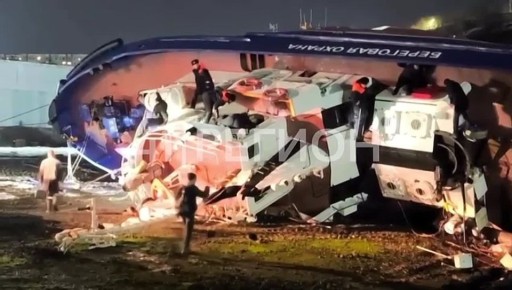 Момент как судно с надписью «Береговая охрана» завалилось на бок в Ленинском районе