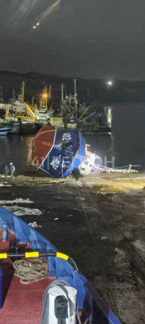 Судно завалилось на бок на пирсе на «СРВ» в краевой столице