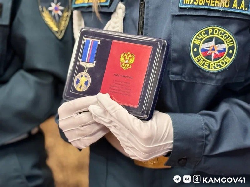 Борис Невзоров вручил памятные медали Совета Федерации «За проявленное мужество» ученицам кадетских классов Камчатки Борис Невзоров вручил памятные медали Совета Федерации «За проявленное мужество» ученицам кадетских классов Камчатки