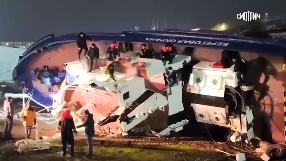 Корабль с людьми завалился на бок в Петропавловске-Камчатском, несколько человек оказались в воде