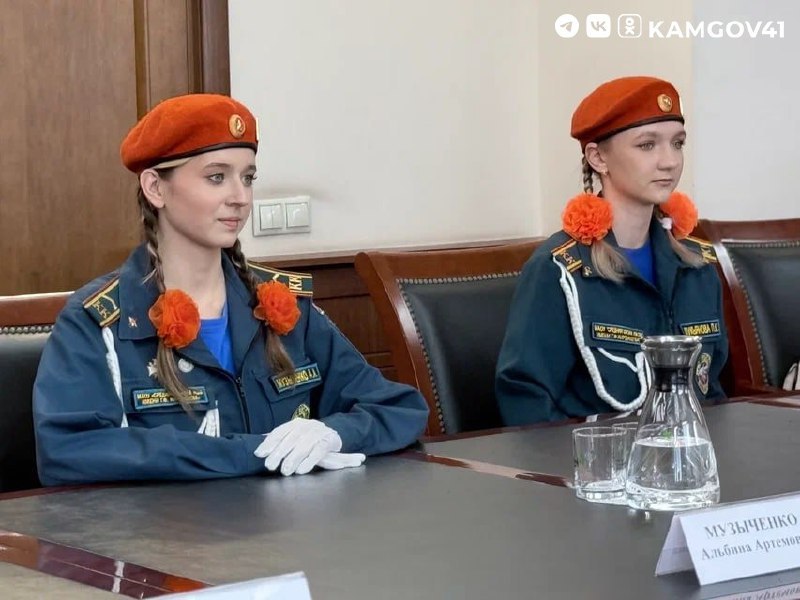 Борис Невзоров вручил памятные медали Совета Федерации «За проявленное мужество» ученицам кадетских классов Камчатки Борис Невзоров вручил памятные медали Совета Федерации «За проявленное мужество» ученицам кадетских классов Камчатки