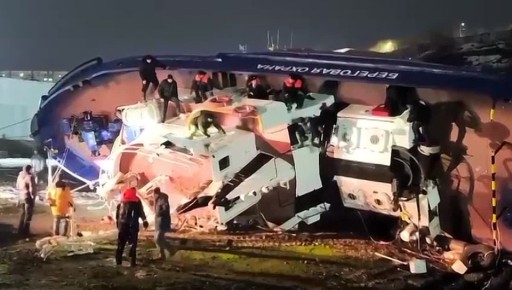 Корабль Береговой охраны завалился на бок в Петропавловске-Камчатском