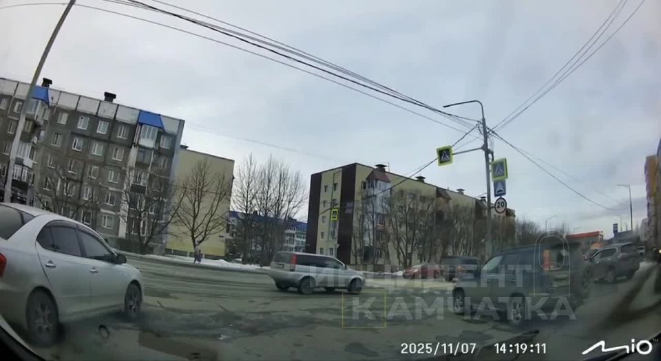 Переехала пенсионерку. Подписчики в другом паблике сообщают, что автоледи переехала бабушку в районе Северо-Восток возле Шамсы, ул. Ларина 36 в 14:10 "Женщина на "Прадике" начала сдавать задним ходом и не убедилась в...