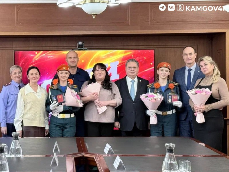 Борис Невзоров вручил памятные медали Совета Федерации «За проявленное мужество» ученицам кадетских классов Камчатки Борис Невзоров вручил памятные медали Совета Федерации «За проявленное мужество» ученицам кадетских классов Камчатки