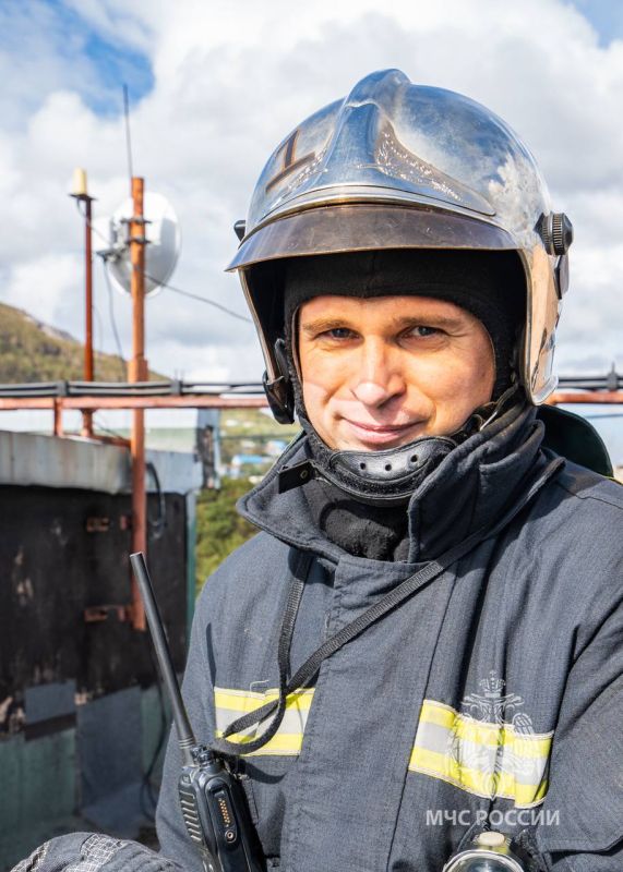 Пожарный первой пожарно-спасательной части города Петропавловска-Камчатского Виталий Артемчук